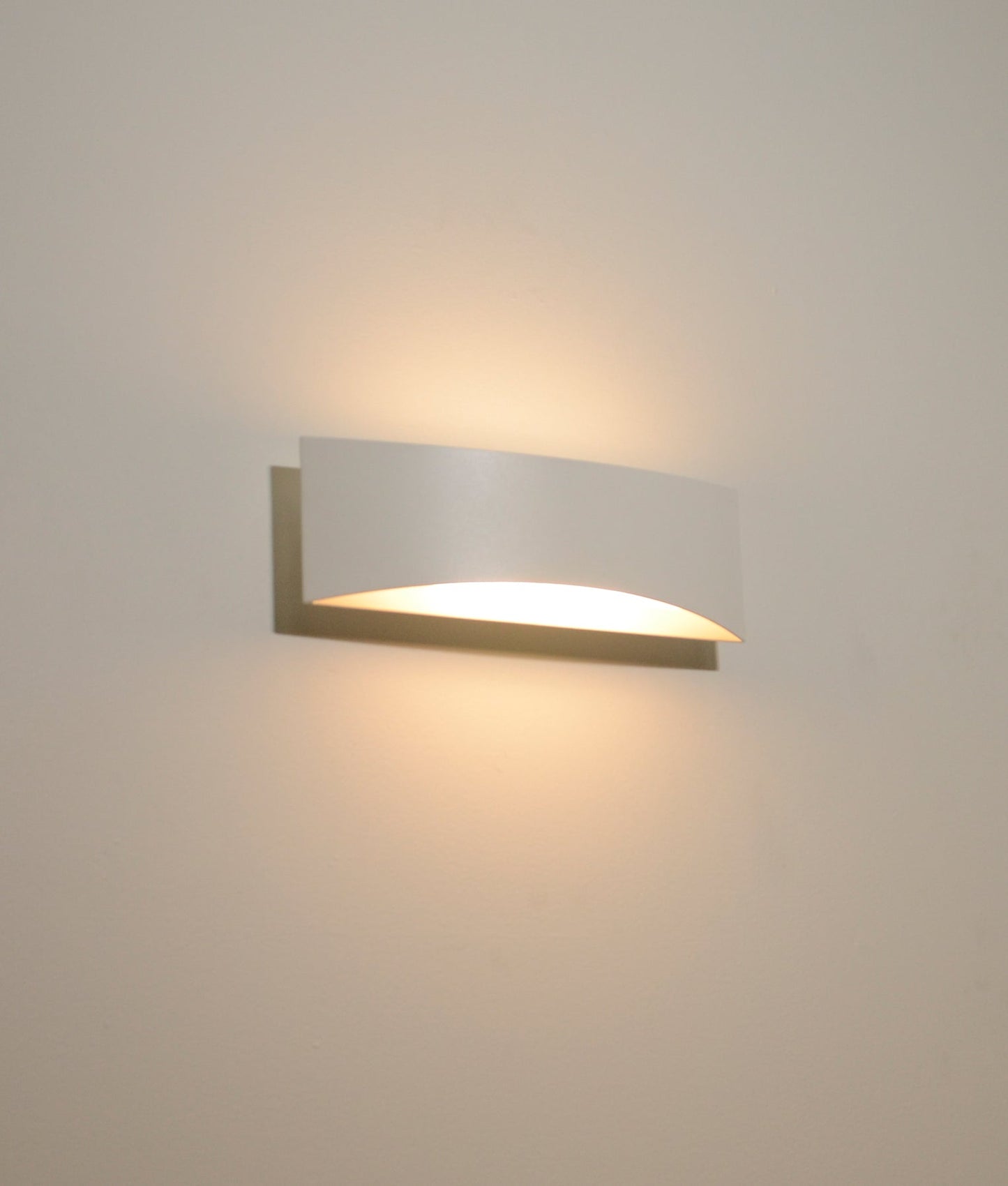 LED Tri-CCT Interior Curved Up/Down Dimmable Wall Light