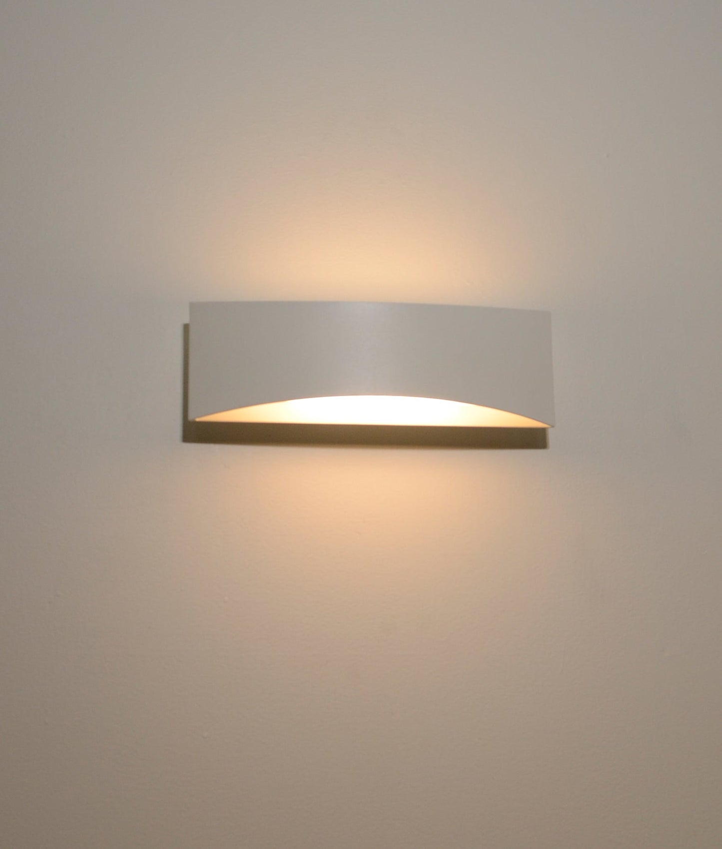 LED Tri-CCT Interior Curved Up/Down Dimmable Wall Light